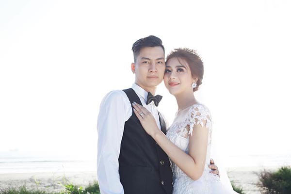 Lâm Khánh Chi và chồng trẻ kết hôn vào tháng 1/2018, sau 4 năm chung sống, họ quyết định đường ai nấy đi. 