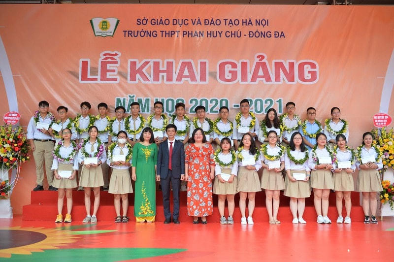Khai giảng nhanh gọn giữa mùa Covid-19 ở ngôi trường THPT tự chủ duy nhất tại Hà Nội