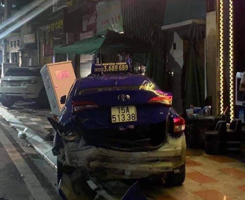 Xe ta xi bị đâm tại hiện trường.