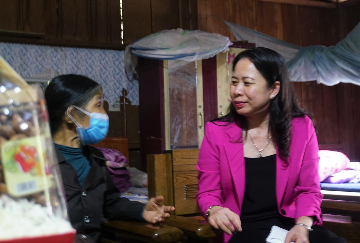 Phó Chủ tịch nước Võ Thị Ánh Xuân thăm hỏi, tặng quà gia đình có công ở huyện Nam Trà My.