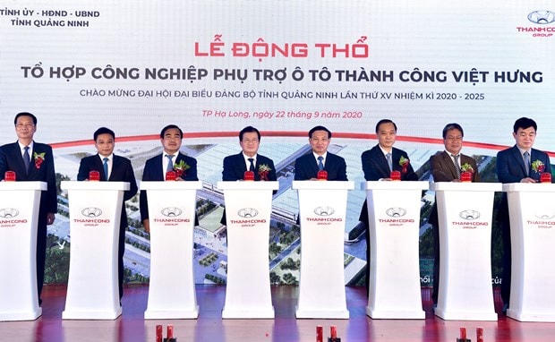 Phó Thủ tướng Trịnh Đình Dũng và các đại biểu bấm nút khởi động Tổ hợp công nghiệp phụ trợ ôtô Thành Công Việt Hưng. (Nguồn: Báo Chính phủ).