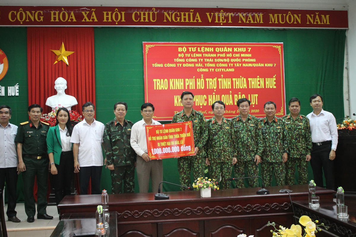 Quân khu 7 trao kinh phí hỗ trợ nhân dân Thừa Thiên - Huế.