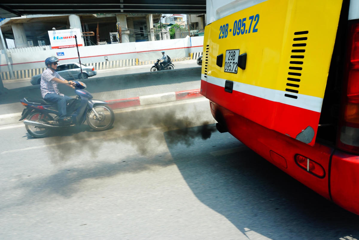 Các thành phố lớn như Hà Nội chịu ảnh hưởng nặng nề do khí thải phát sinh từ phương tiện tham gia giao thông. Ảnh: Vinh Quang. 