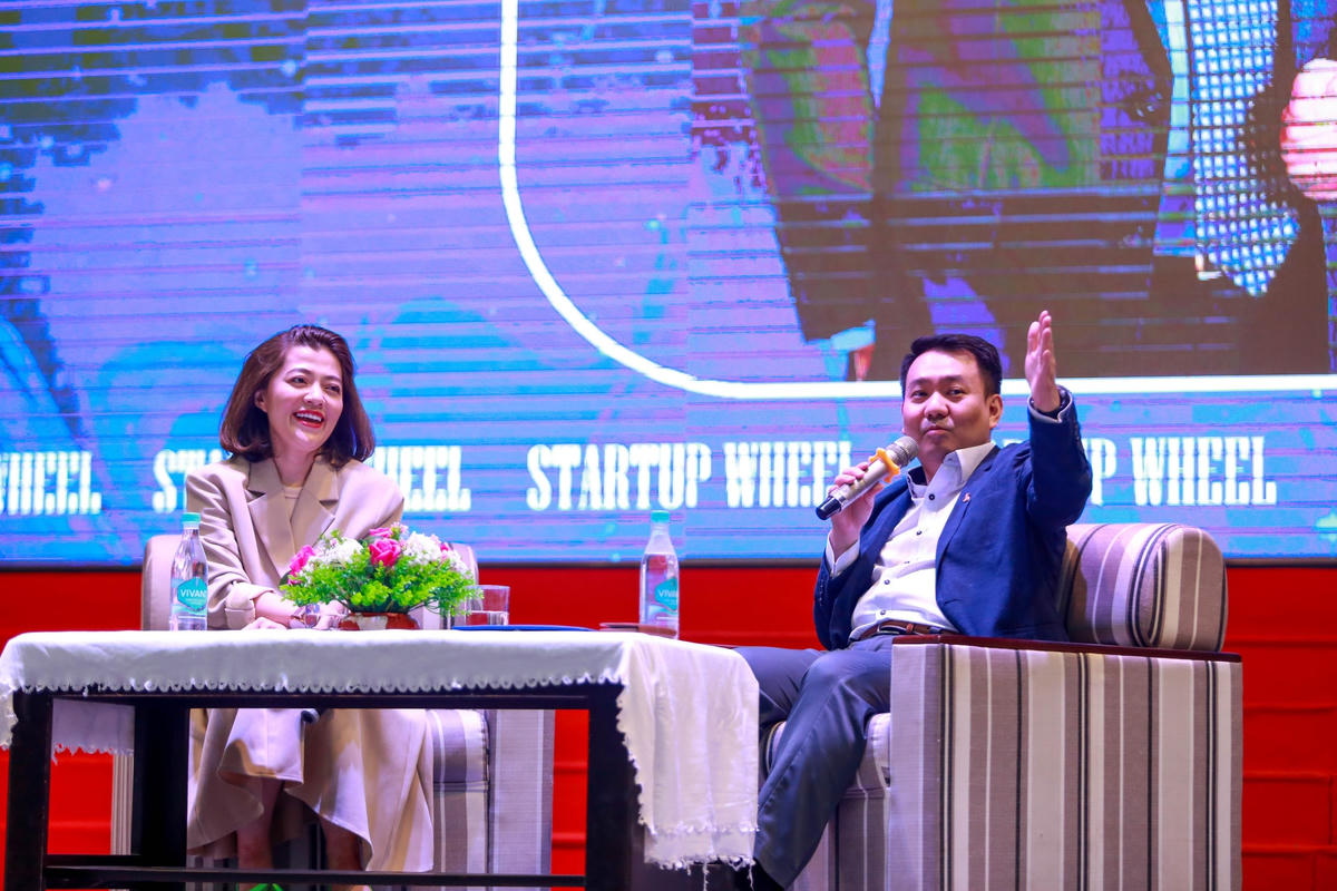 Các diễn giả là những doanh nhân truyền kinh nghiệm khởi nghề, khởi nghiệp cho thanh niên tại buổi toạ đàm.