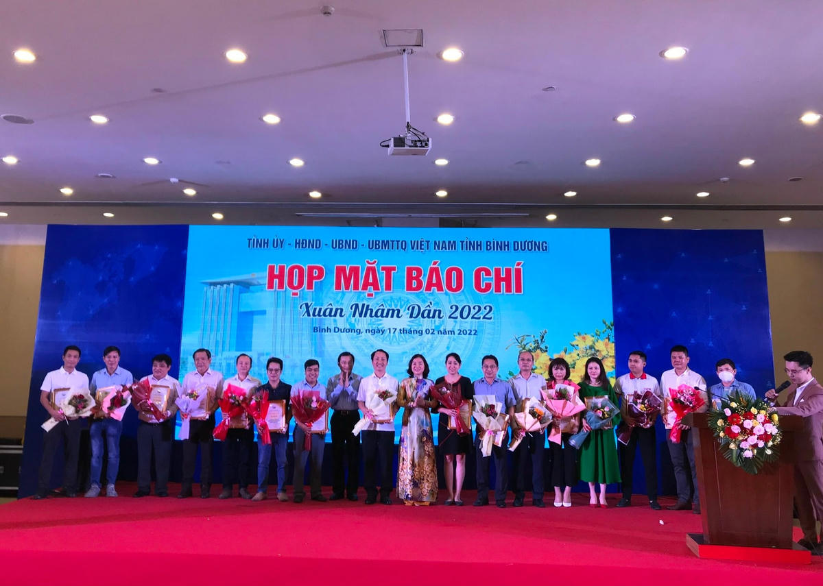 Trao thư cảm ơn của lãnh đạo tỉnh Bình Dương đến các cơ quan báo chí.
