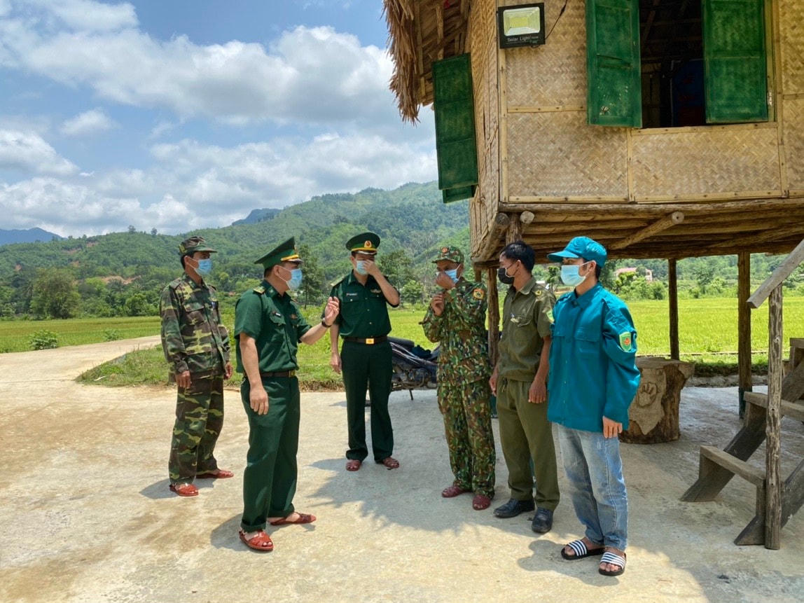 Thượng tá Trần Tuấn Anh, Phó Chỉ huy trưởng,Trưởng Ban Chỉ đạo phòng,chống dịch bệnh Covid -19 của Bộ Chỉ huy BĐBP tỉnh Quảng Trị đi kiểm tra công tác phòng chống dịch bệnh Covid-19 của các Đồn Biên phòng tuyến núi của tỉnh Quảng Trị.