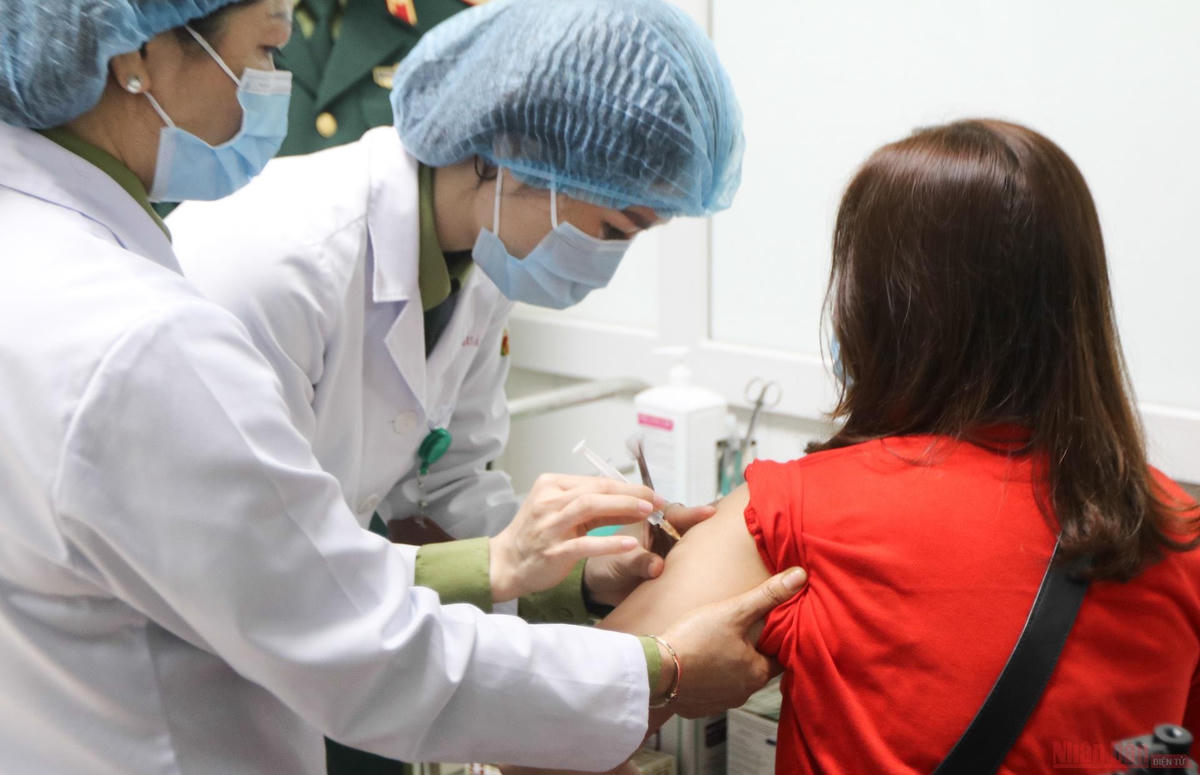 Tình nguyện viên tiêm thử nghiệm vaccine do Việt Nam điều chế tại Học viện Quân y. Ảnh: Hà Nam.  