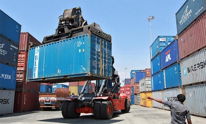 Xe nâng hàng chuyển một container tại cảng Chennai, Ấn Độ, tháng 3/2012. Ảnh: Reuters.