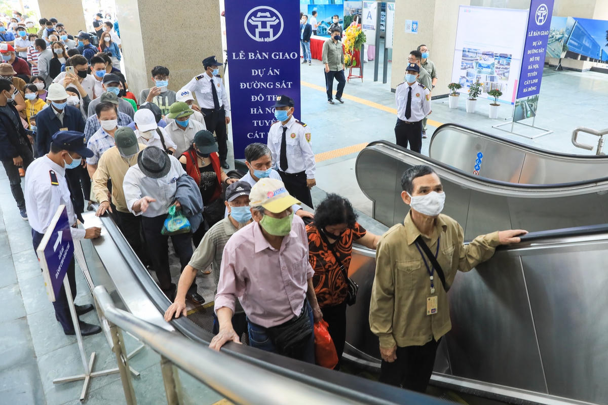 Những người dân thủ đô đầu tiên xếp hàng chuẩn bị lên tàu.