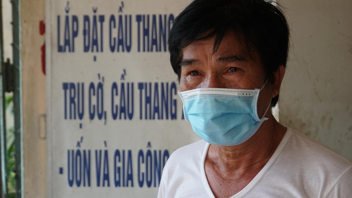 Một hàng xóm bên nhà nạn nhân kể lại sự việc.