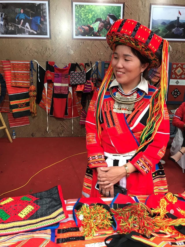 Điểm đáng chú ý nhất trong bộ trang phục của phụ nữ Pà Thẻn có thể phải kể đến chiếc áo. Đó là một chiếc áo dài màu đỏ được may theo kiểu không có cổ, khi mặc hai thân trước vắt chéo nhau, thân sau dài hơn thân trước.  