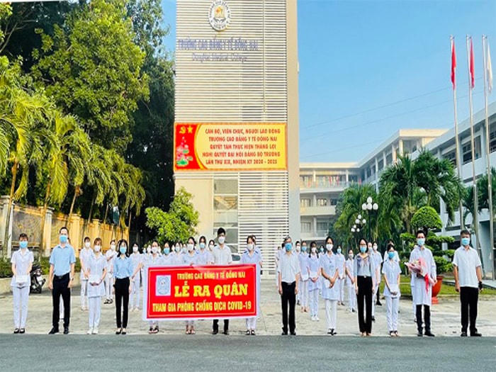 Các thầy cô, sinh viên Trường Cao đẳng y tế Đồng Nai ra quân tham gia phòng chống dịch tại huyện Thống Nhất. Ảnh: M.Q.