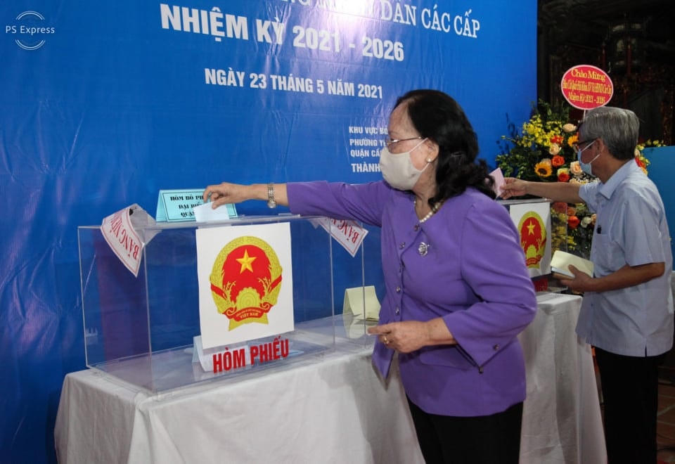 Bà Phạm Thị Hải Chuyền bỏ phiếu tại phường Yên Hòa.