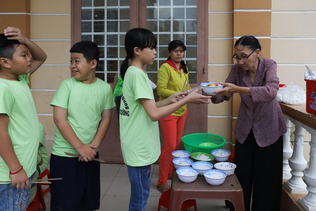Lớp tình thương cách nhà gần 2 km, bà thường đi bộ đến, chỉ khi nào mệt mỏi mới gọi xe ôm chở. Lớp học bắt đầu lúc 17h30 nhưng bà giáo già thường đến sớm khoảng một tiếng để chuẩn bị bữa ăn chiều, do mạnh thường quân tài trợ cho các bé.  