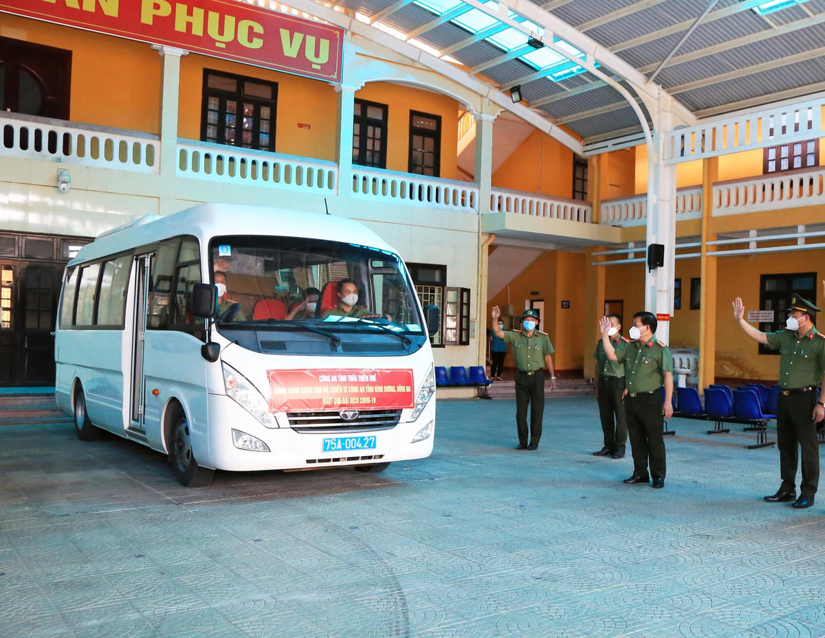Chuyến xe vận chuyển hàng ngàn thiết bị, vật tư y tế hỗ trợ Công an các tỉnh phía Nam.