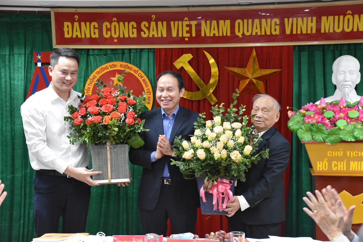 Phó Chủ tịch - Tổng Thư ký Lê Tiến Châu tặng hoa chúc mừng Cụm thi đua các tổ chức xã hội.