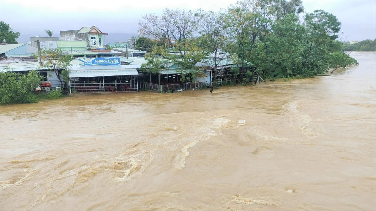 Nước sông Vu Gia, đoạn chảy qua thị trấn Ái Nghĩa đang dâng cao.