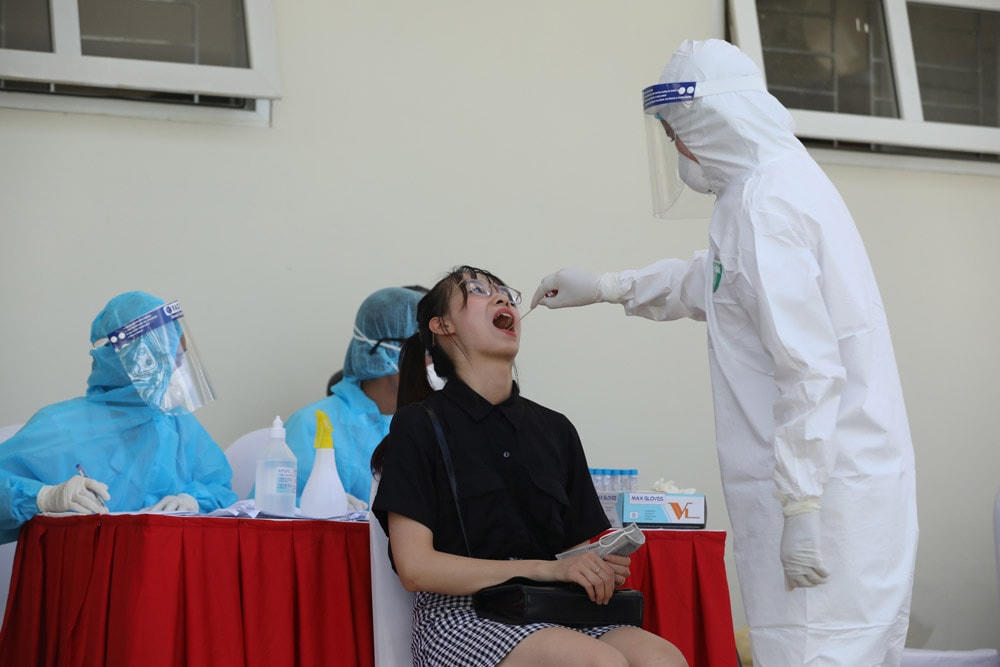 Xét nghiệm y tế tại Hoàng Cầu (Đống Đa, Hà Nội). Ảnh: Quang Vinh.