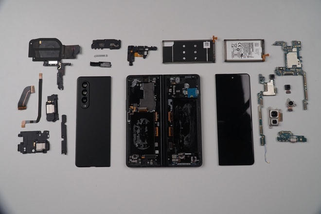 Thành phần linh kiện phức tạp nhất trên Galaxy Z Fold3 là màn hình chính. Màn hình này được gắn trực tiếp vào khung máy. Theo chia sẻ từ kỹ thuật viên, để tách rời phần màn hình này, cần sử dụng một kỹ thuật đặc biệt gọi là "tách lạnh".