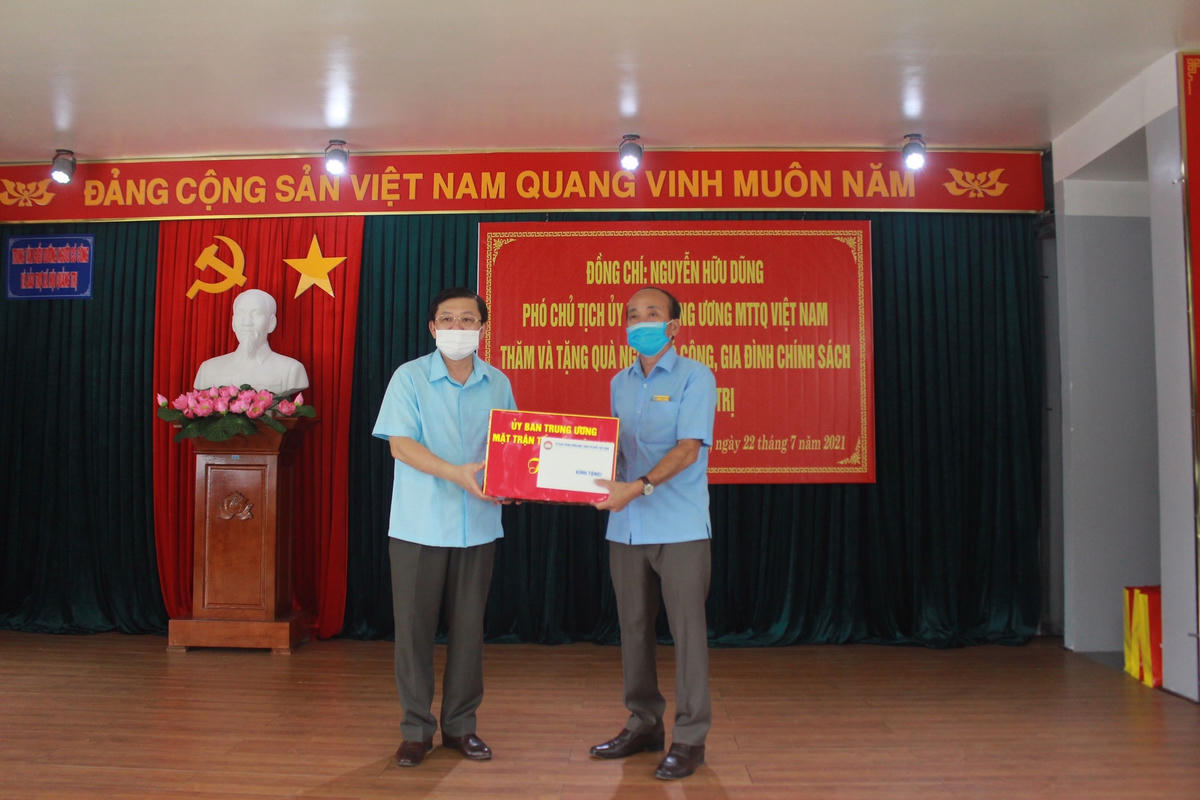 Phó Chủ tịch Nguyễn Hữu Dũng trao quà cho Trung tâm điều dưỡng Người có công và Bảo trợ xã hội tỉnh Quảng Trị.