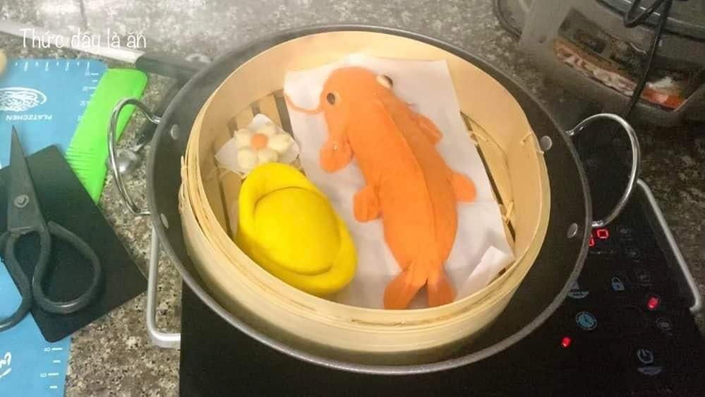 Bánh bao hình cá chép, thỏi vàng được hấp chín trong 15 phút. 