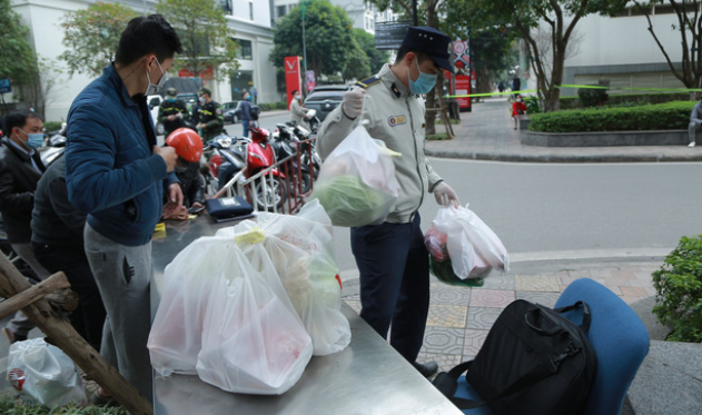 Bàn gửi đồ tiếp tế vào cho các gia đình trong toà T6 Times City. 