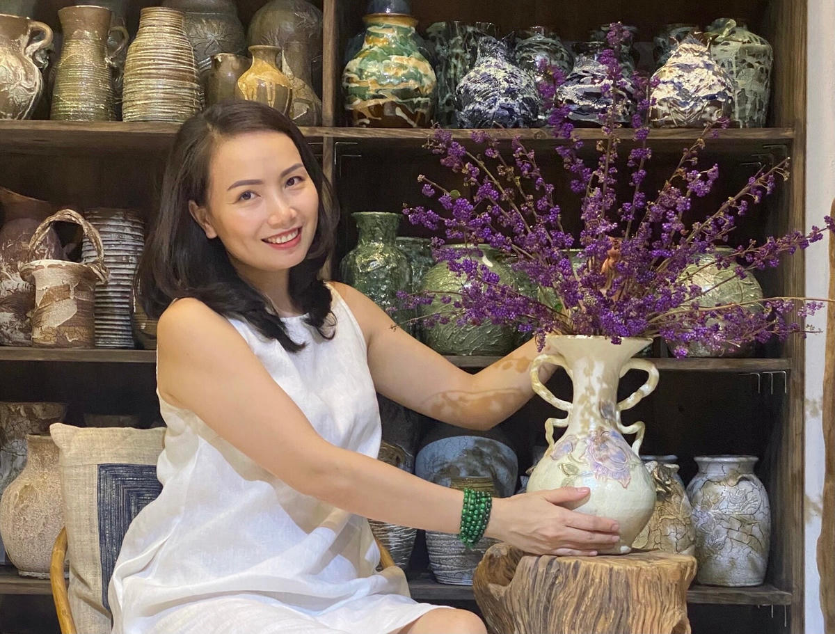 Chị Trần Thị Định "săn" hoa Chi Tử Châu để cắm bình, chị cho hay, hoa Tử Châu màu rất đẹp, không phải màu nhuộm vì vậy nhìn tự nhiên và thơ mộng, thích hợp cắm vào mùa Thu