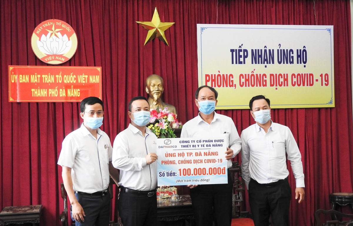 Thường trực Ủy ban MTTQ Việt Nam TP Đà Nẵng. tiếp nhận ủng hộ từ Công ty CP Dược và Thiết bị y tế Đà Nẵng. Ảnh Thanh Tùng.