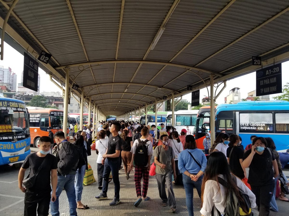 Bến xe Giáp Bát có lượng hành khách tập trung cao gấp đôi ngày thường.