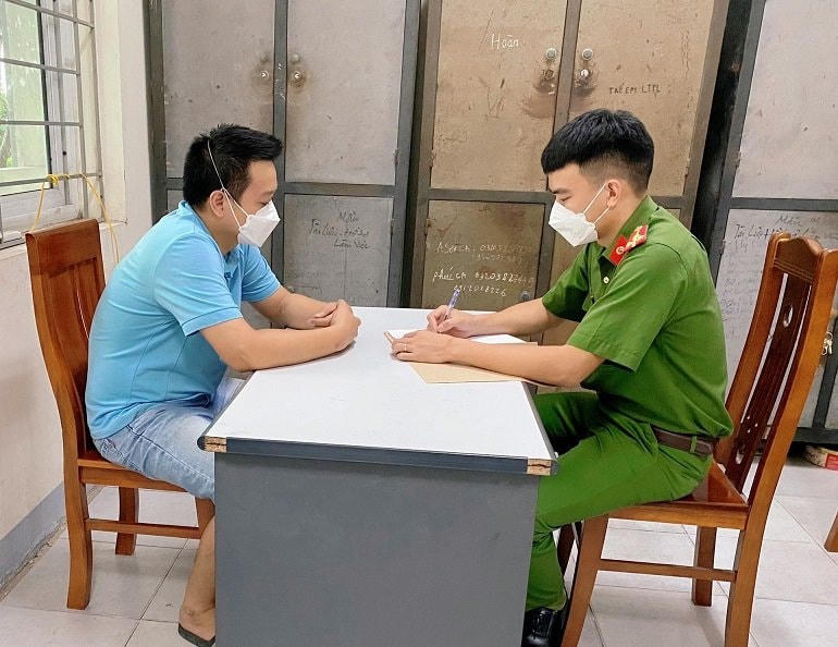 Công an Hải Dương làm việc với Lê Đình Tuân. Ảnh: Công an Hải Dương.