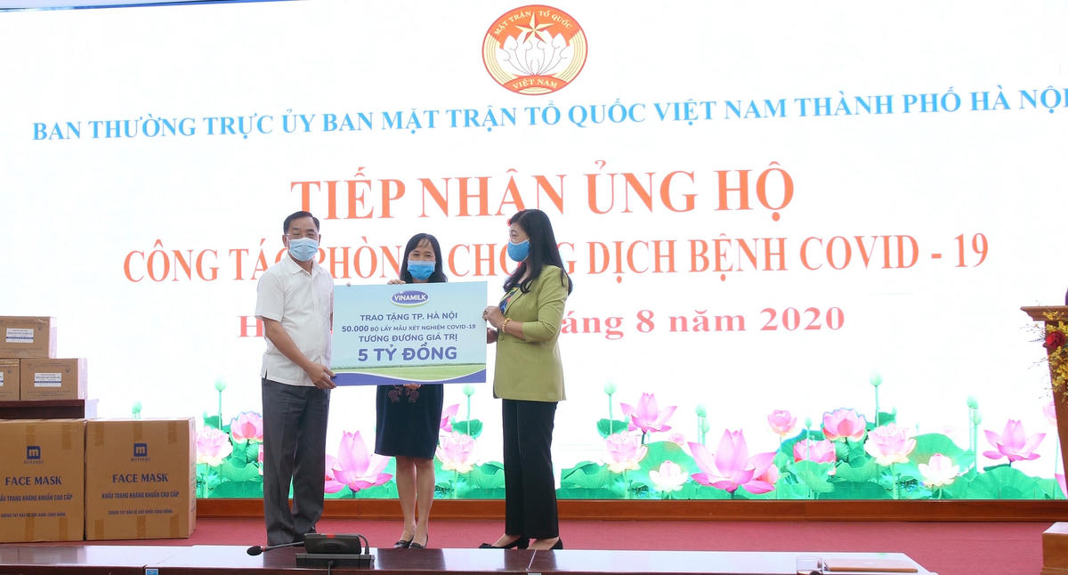 Vinamilk đóng góp thêm 8 tỷ đồng cho 4 tỉnh thành để chống dịch Covid-19