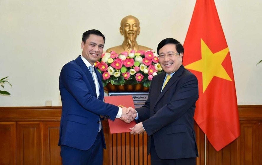 Ủy viên Bộ Chính trị, Phó Thủ tướng, Bộ trưởng Ngoại giao Phạm Bình Minh đã trao quyết định bổ nhiệm Thứ trưởng Ngoại giao cho ông Đặng Hoàng Giang. (Nguồn: Baochinhphu.vn).