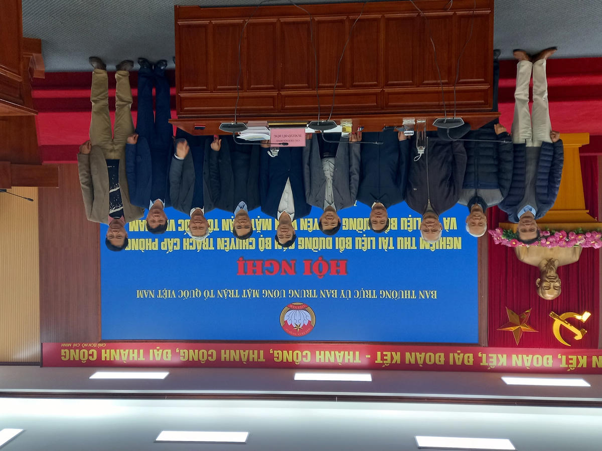 Các đại biểu chụp ảnh lưu niệm tại hội nghị.