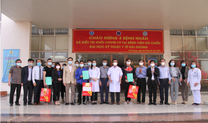 Đại diện bộ ban ngành trao giấy ra viện và quà Tết cho các bệnh nhân. Nguồn: Trung Sơn.