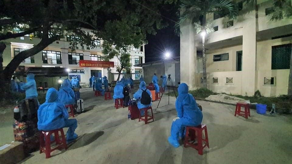 Người dân chờ làm thủ tục để cách ly theo quy định.