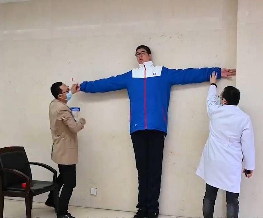 Cậu thiếu niên với chiều cao vô đối
