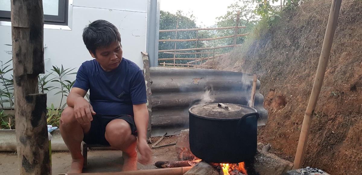 Ông Tặng Văn Út bên căn nhà mới.