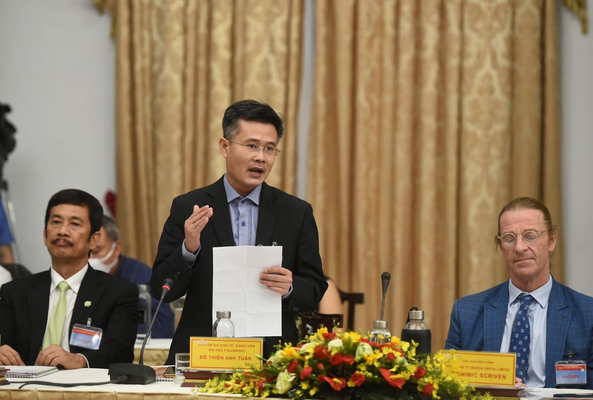 TS Đỗ Thiên Anh Tuấn (người đứng).