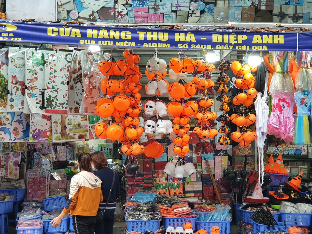 Phố Hàng Mã nhộn nhịp trở lại ngày lễ Haloween