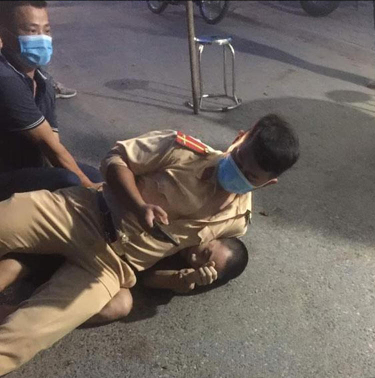 Cảnh sát giao thông khống chế Nguyễn Thanh Tùng (Hà Nội) vì chống người thi hành công vụ.