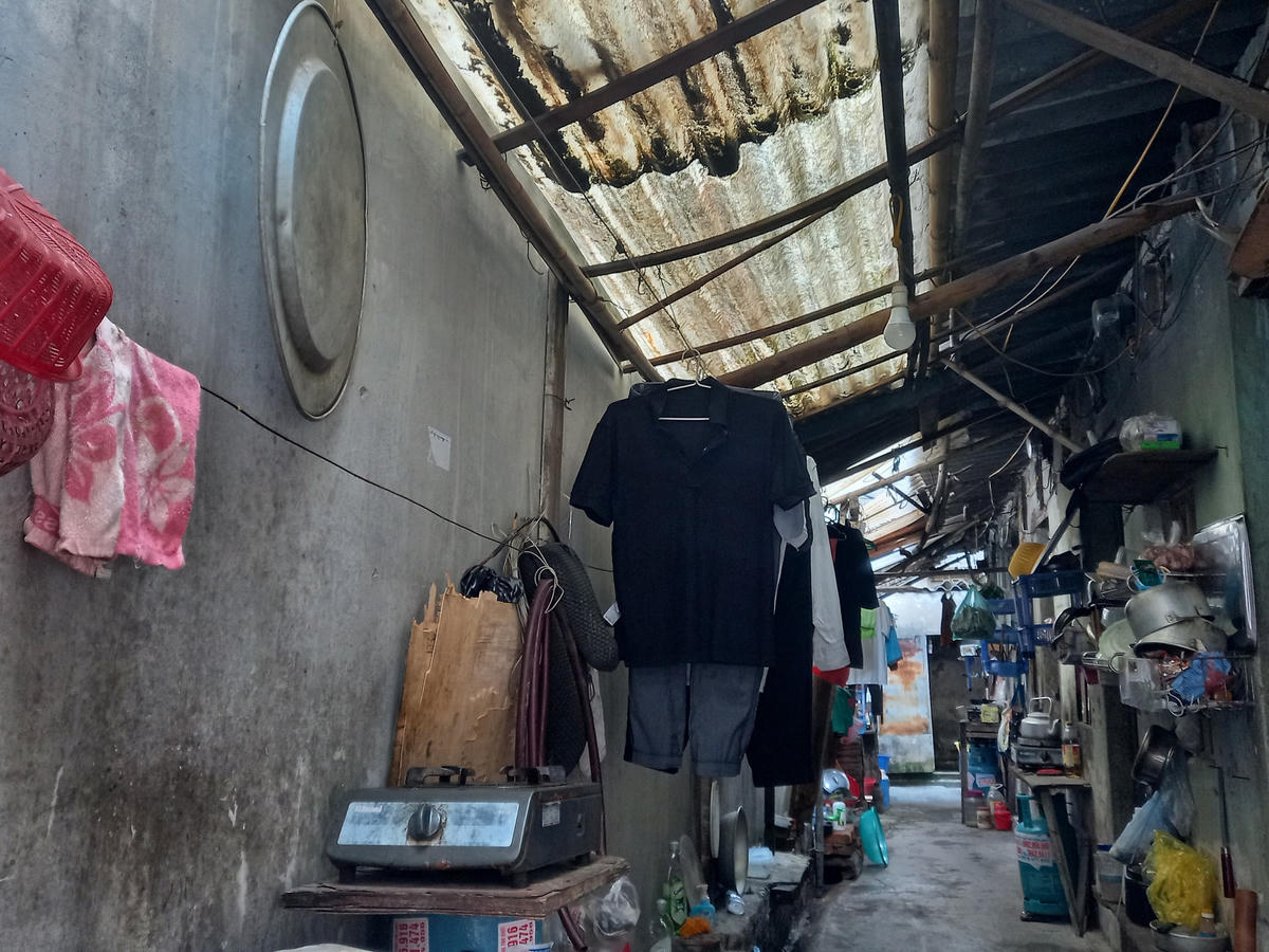 Những dãy nhà trọ cấp 4 chỉ rộng chừng 7-8m2 ở xóm chạy thận đang phải hứng chịu những ngày nắng nóng đầu tiên của năm nay.