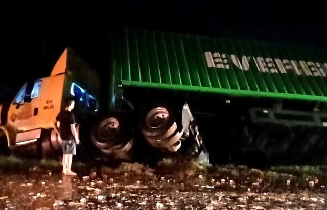 Sau khi đối đầu với xe tải, xe khách tiếp tục húc lật xe container chạy cùng chiều rồi lao vào lề đường.