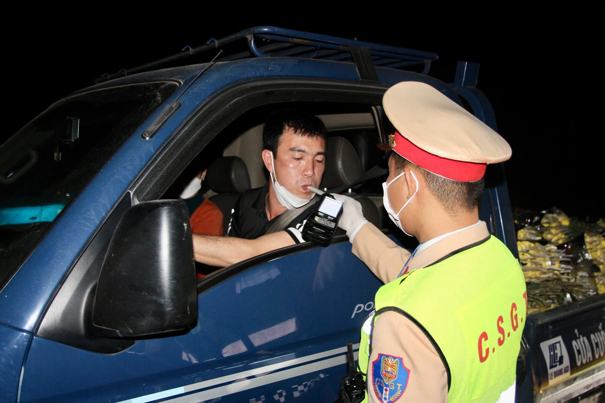 Lực lượng CSGT Trạm Kiểm soát giao thông Ngã Ba Hàng kiểm tra nồng độ cồn đối với lái xe ô tô trên QL 5.