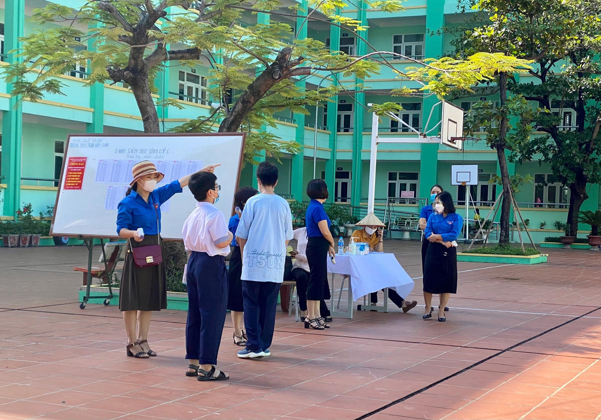 Giáo viên tận tình hướng dẫn học sinh di chuyển thẳng lên lớp học để tránh tụ tập tại sân trường.