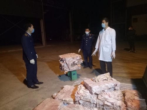 Lực lượng chức năng kiểm tra số hàng hoá không có hoá đơn, chứng từ.