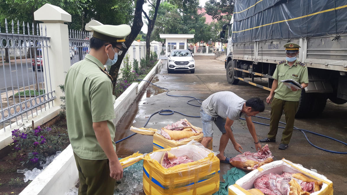 Ba tạ thịt lợn thối bị lực lượng chức năng thu giữ.