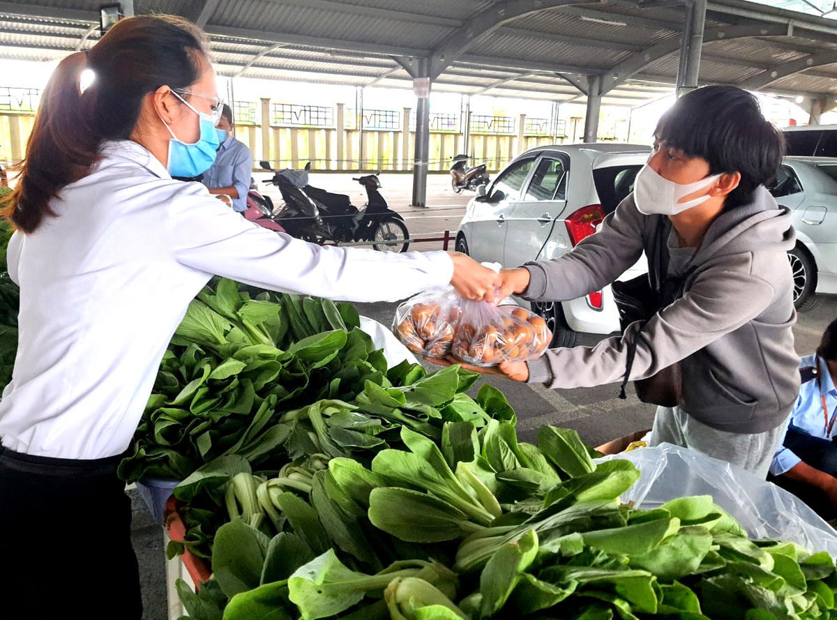 Người dân mừng rỡ khi nhận được nhu yếu phẩm ở gian hàng 0 đồng, trong giai đoạn khó khăn. 