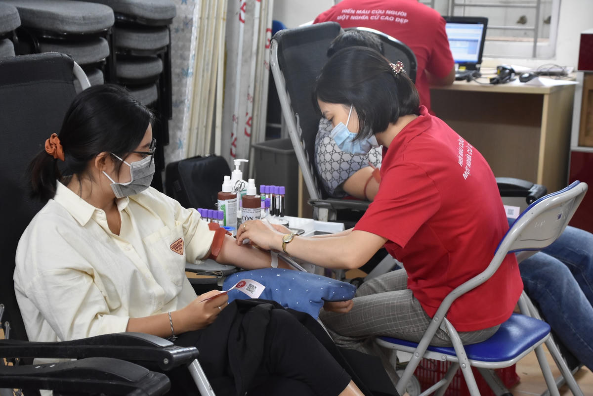 Các tình nguyện viên tham gia hiến máu sau khi hoàn tất các thủ tục kiểm tra sức khỏe.