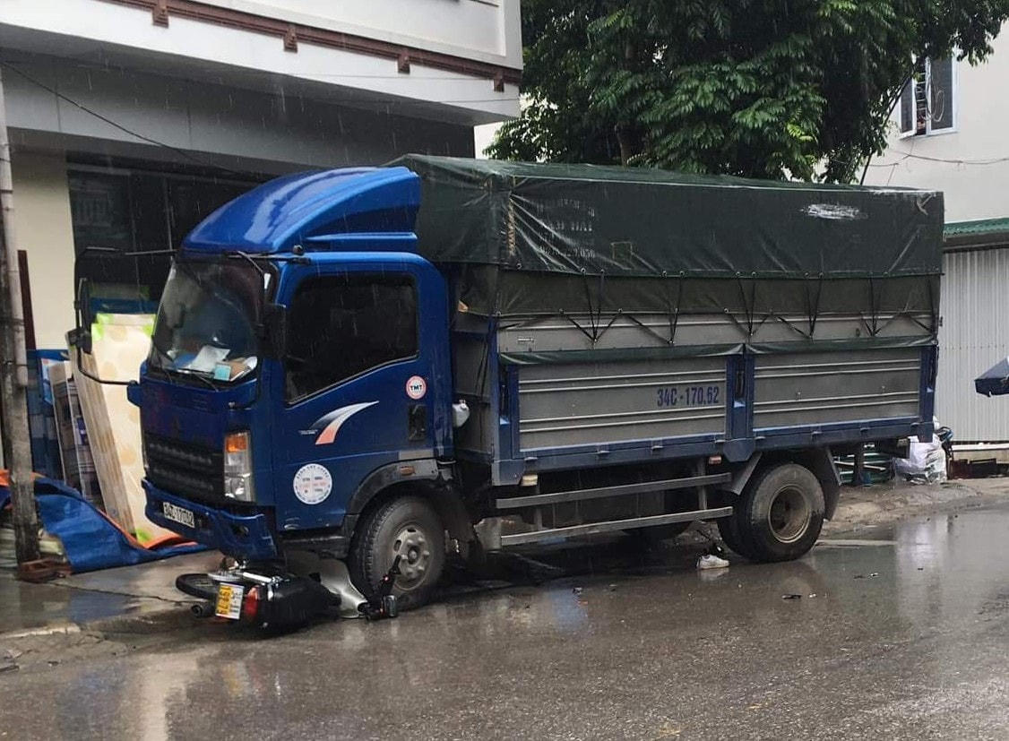 Hiện trường vụ tai nạn khiến nữ sinh 16 tuổi tử vong ở huyện Bình Giang (Hải Dương).