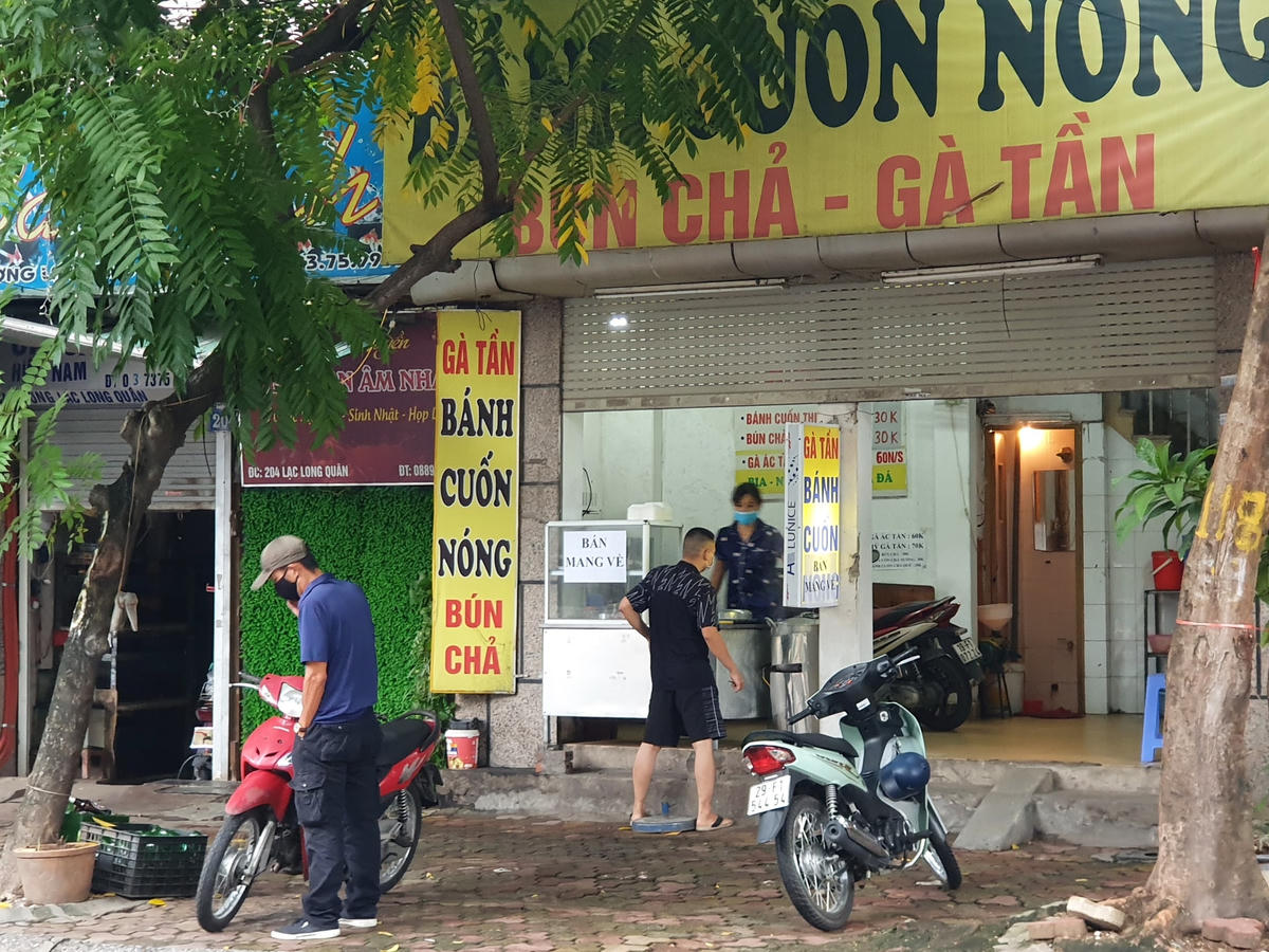 Một quán bánh cuốn, bún chả trên đường Lạc Long Quân cũng đã có người mua.
